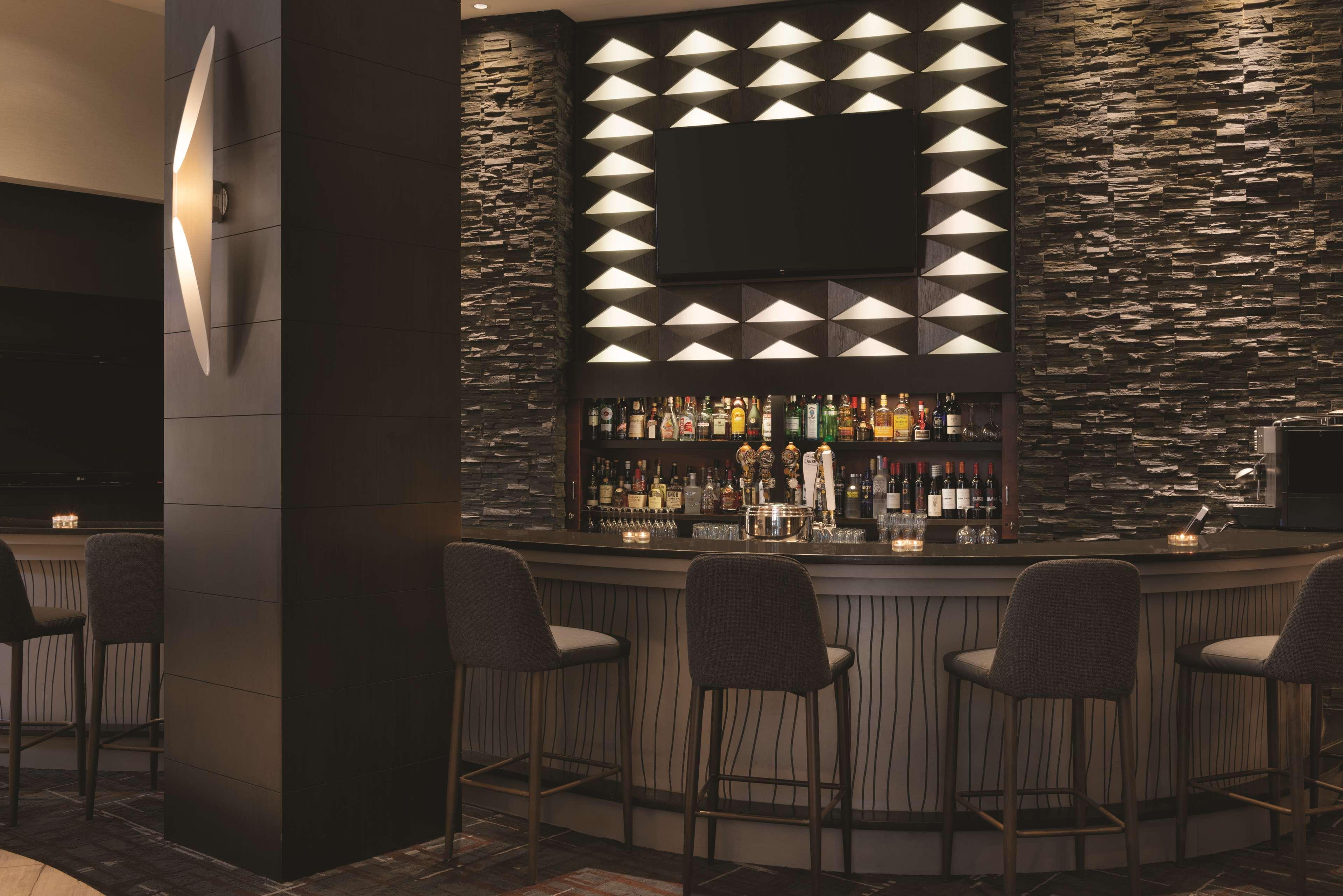 Radisson Vancouver Airport Hotel 4*
