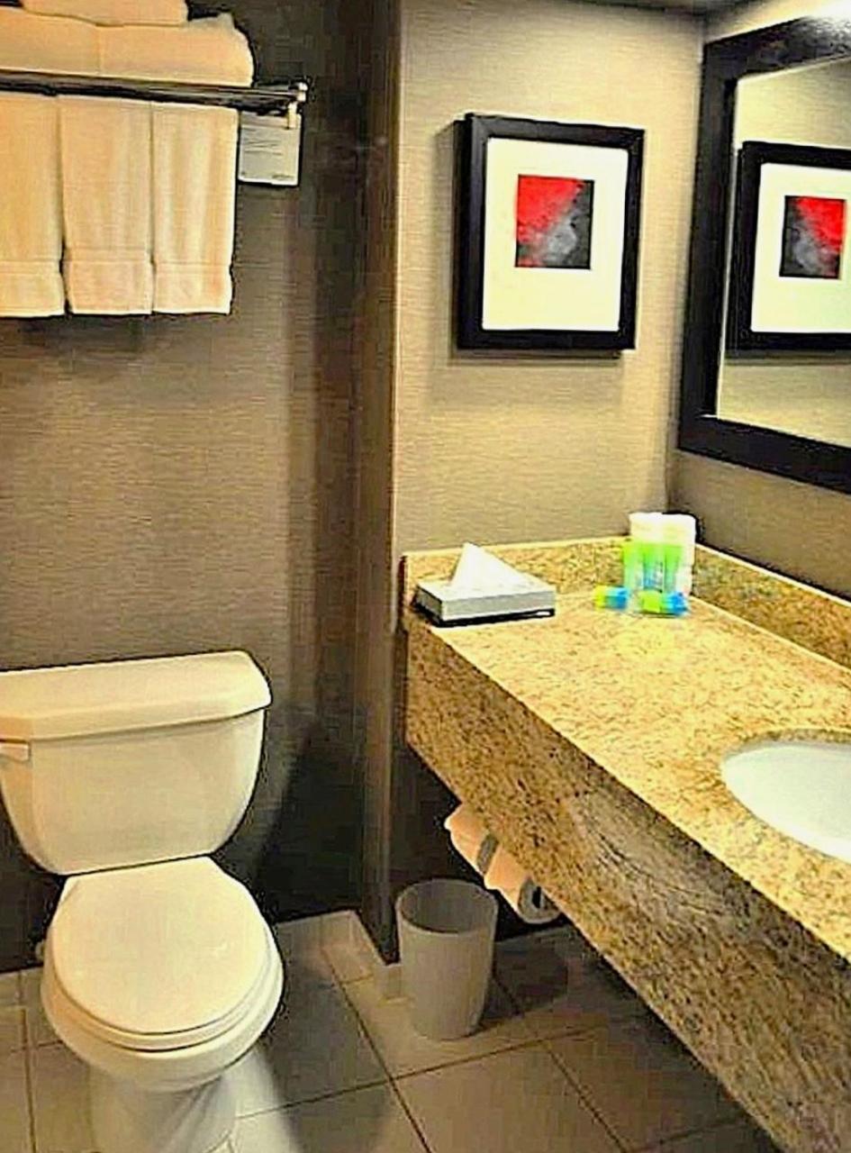 Radisson Vancouver Airport Hotel 4*